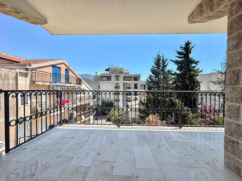 Sunny Bay Apartments