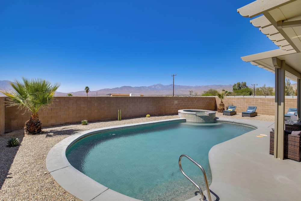 Desert Escape: 360 Mtn Views & Saltwater Pool/spa