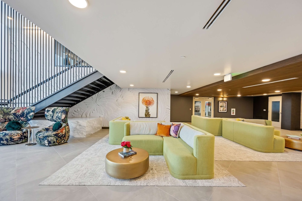 Luxury 2BR Hollywood Pool View by Oneluxstay