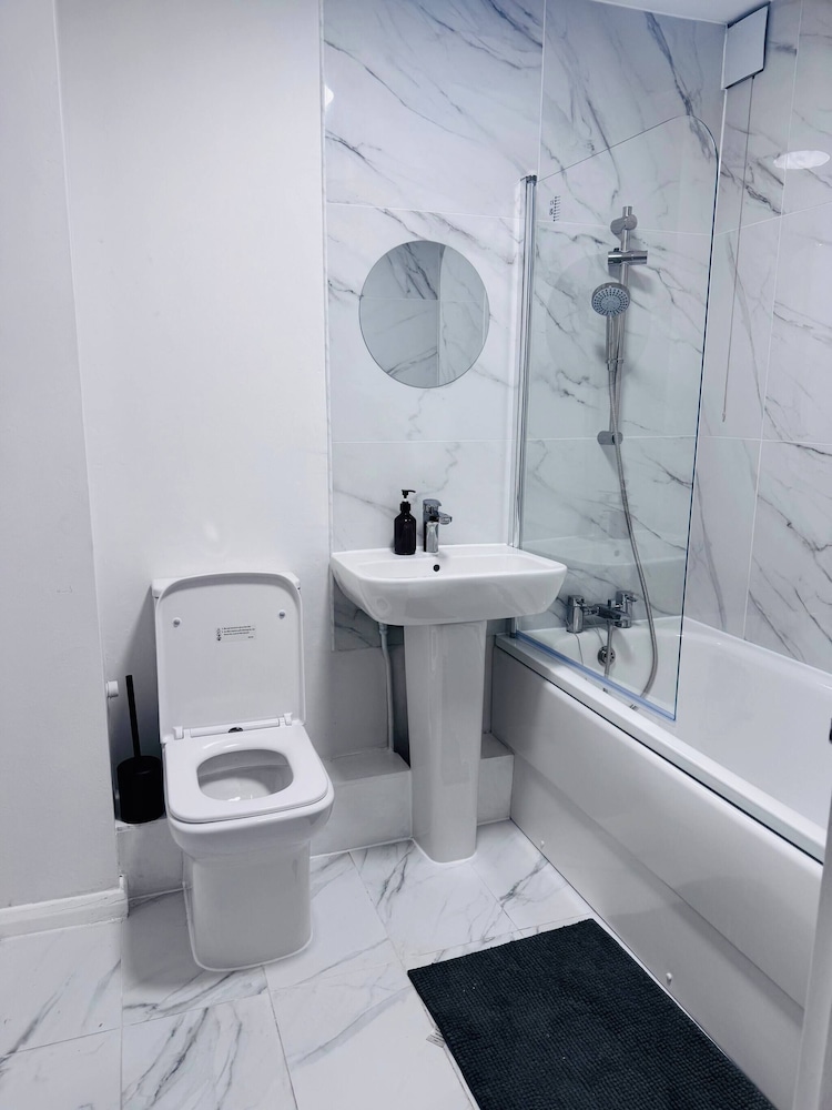Stylish 1 Bed Flat Lakeside Shopping Mall