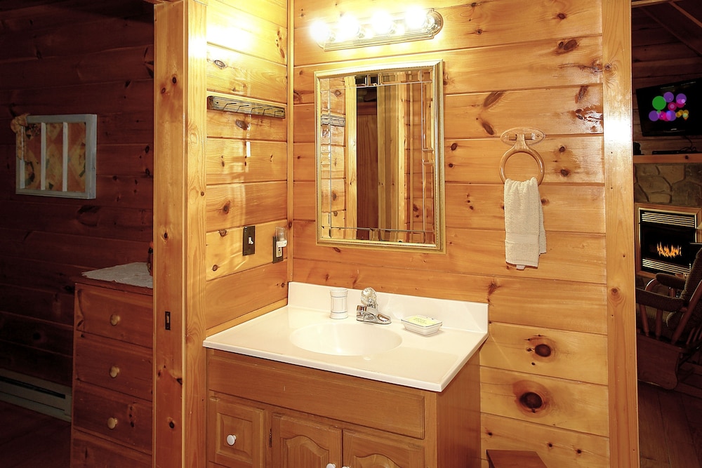 A Bit of Heaven - 2 Bedrooms, 2 Baths, Sleeps 8 Cabin by RedAwning