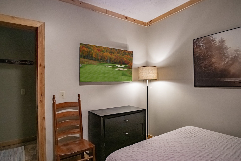 Loggers Run #7: 5 Bedrooms, 3.5 Bath: Slope Side. Overlooks The Ski Trail !