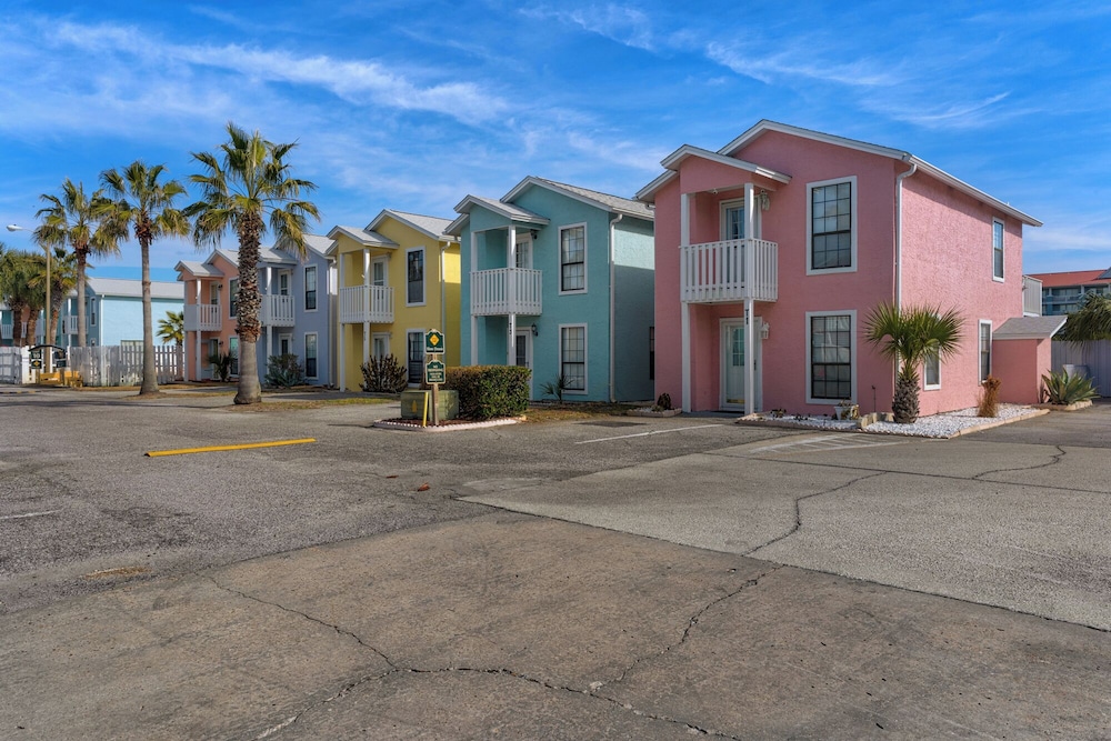 Sand Castles West A4: Steps to Beach, Pools, Private Balcony & More!