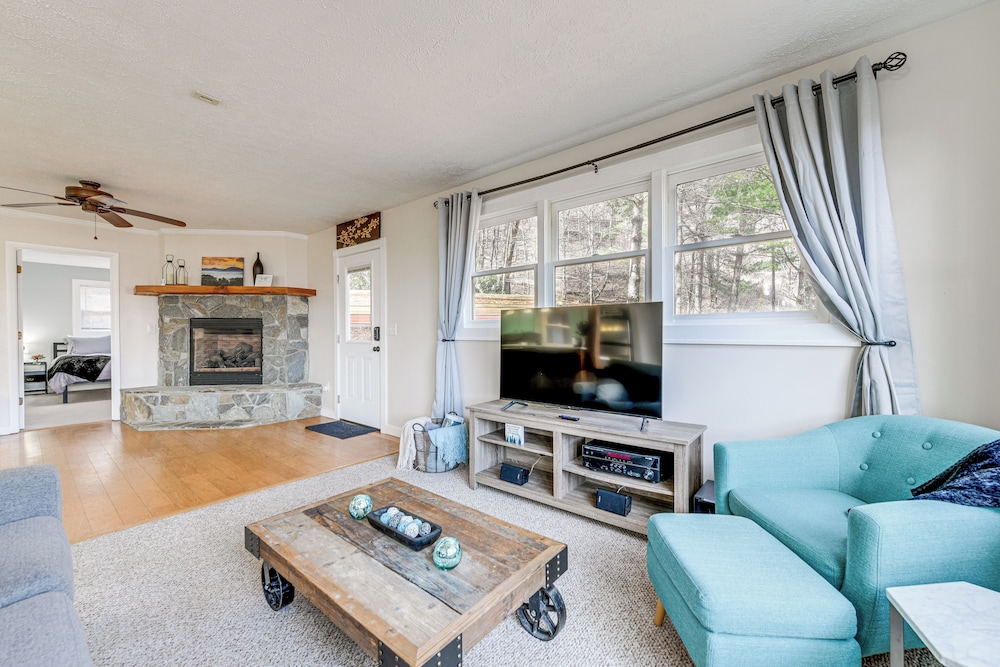 Hot Tub & Mountain Views: Waynesville Retreat!