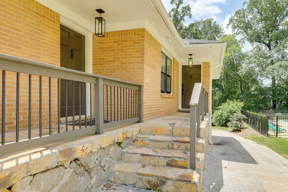 Updated Piedmont Heights Apt - 5 Mi to Dtwn Atl!