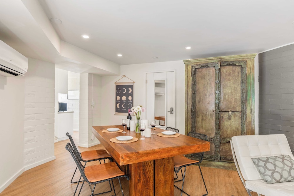 Sleeps 10, Luxe 2 Homes Malibu Hills Retreat Cielo Estate by Avantstay
