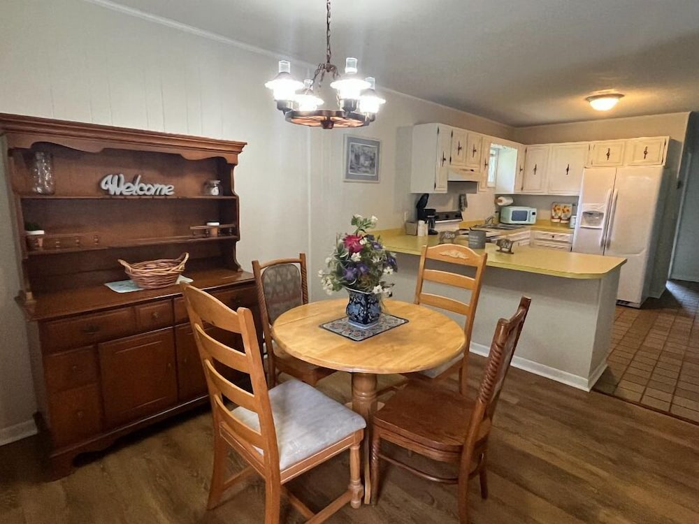 Meadowlark Motel with Restaurant & Bar