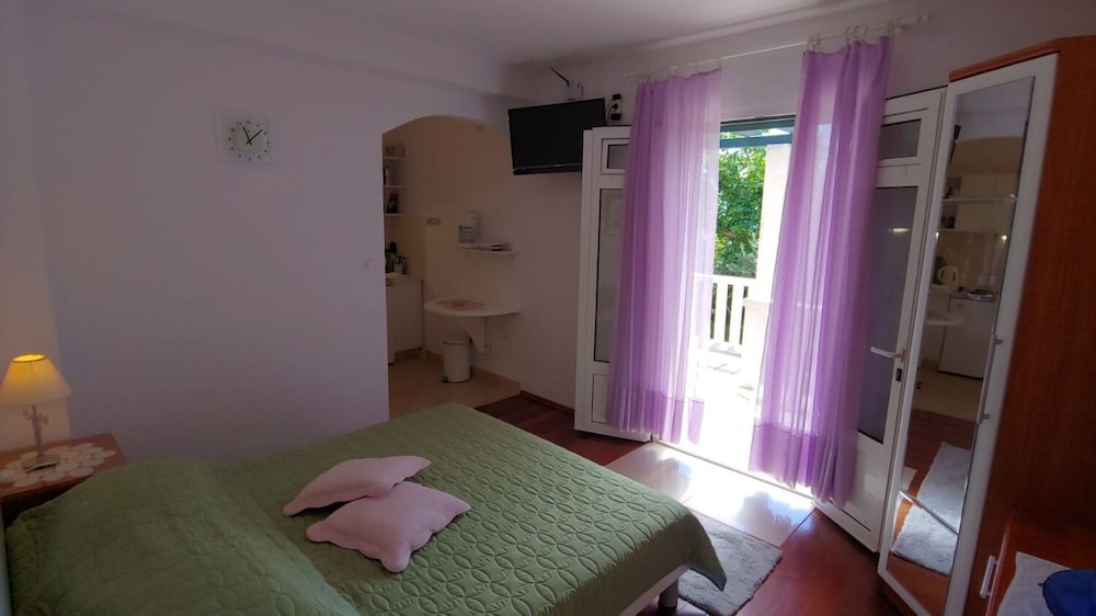 Cvita - 150 m From Pebble Beach - SA1 view 3