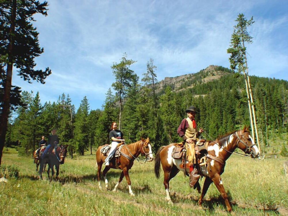 Pahaska Tepee Resort