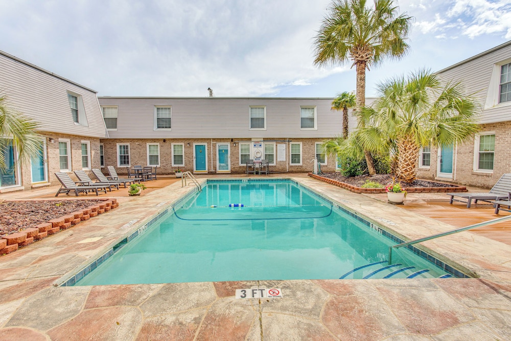 4 Blocks to Ocean: North Myrtle Beach Condo