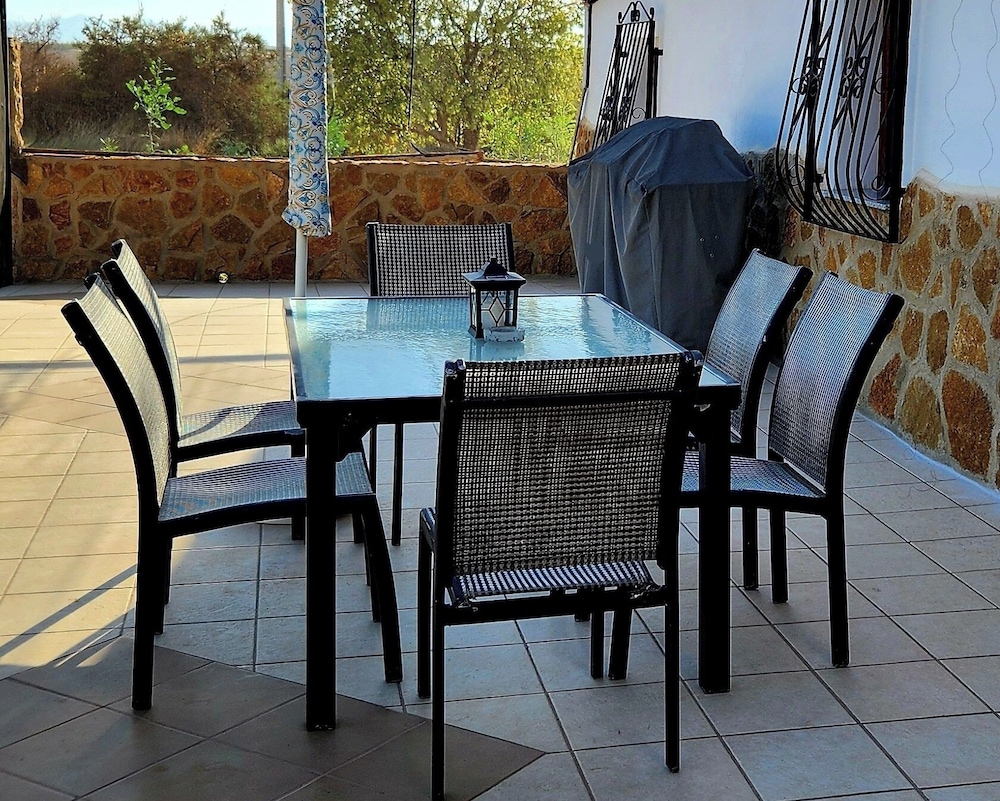 Casita-2guests-pool-patio-bbq-parking-fireplace