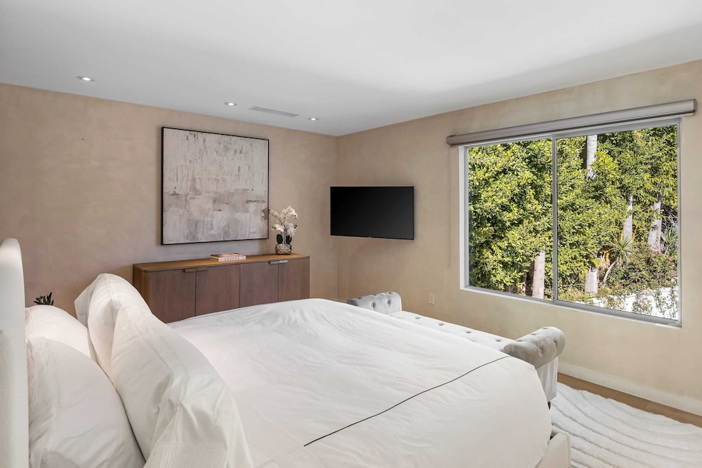 Luxury Hollywood Hills Home With Pool, Outdoor Dining & Iconic Views Skyline Chalet