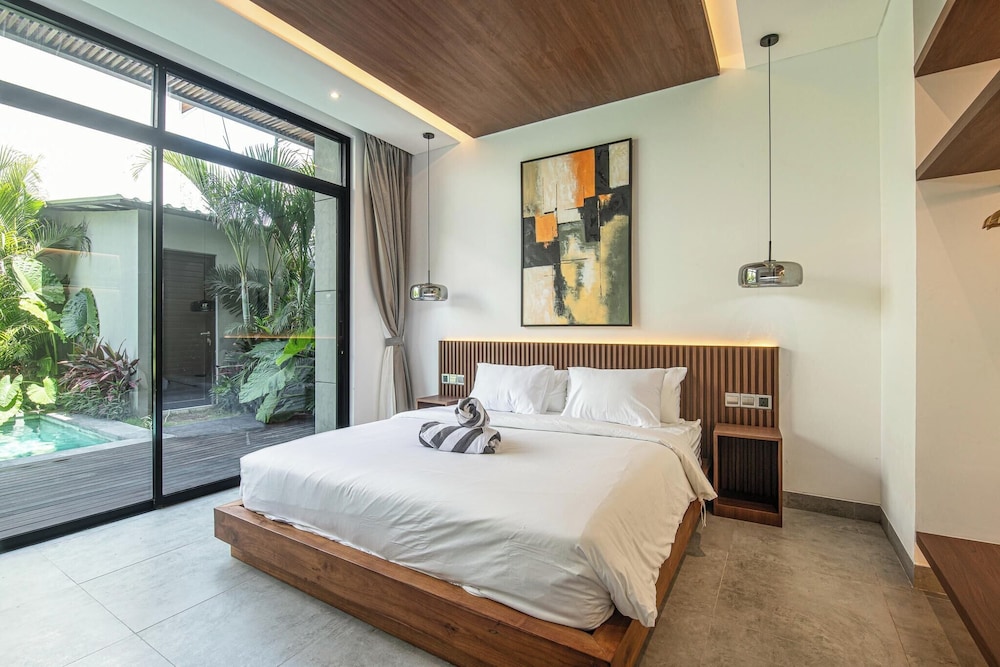 Tropical Elegance 5BR Canggu Villa Near Beach