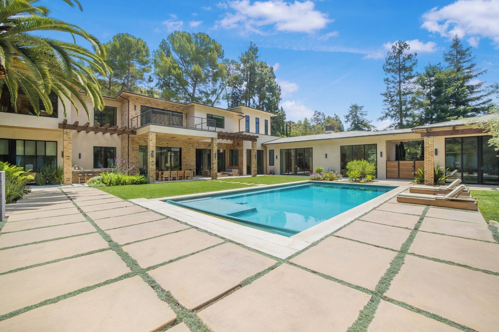 Bowmont - Resort-style Beverly Hills Escape w/ Pool, Garden and Privacy
