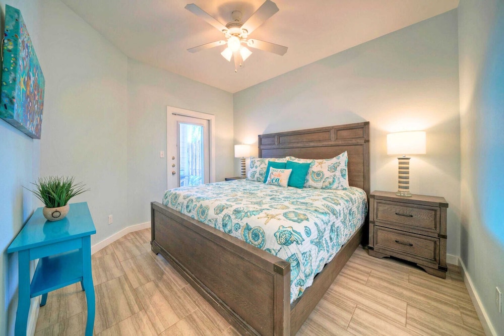 Sleeps 23, 2 Beachside Homes Resort Pool, Walk to the Beach, Balcony + Yard