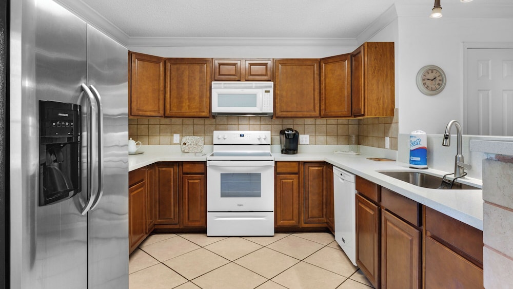 Beachside Retreat With Pools & Local Dining + Free Attraction Tickets!