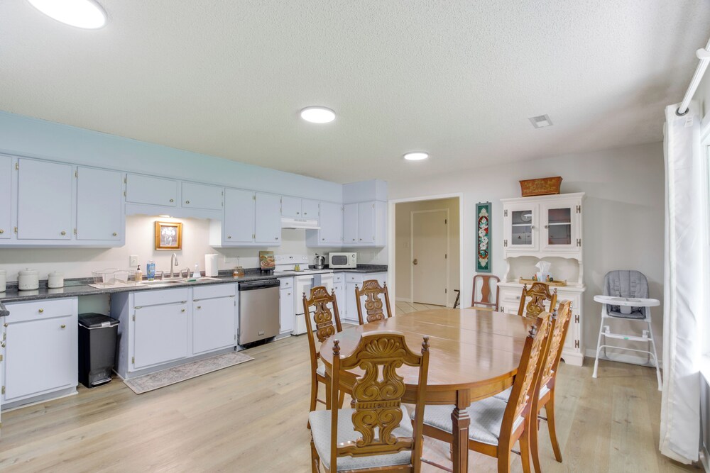 7 Mi to Tennessee River: Home w/ Patio in Florence