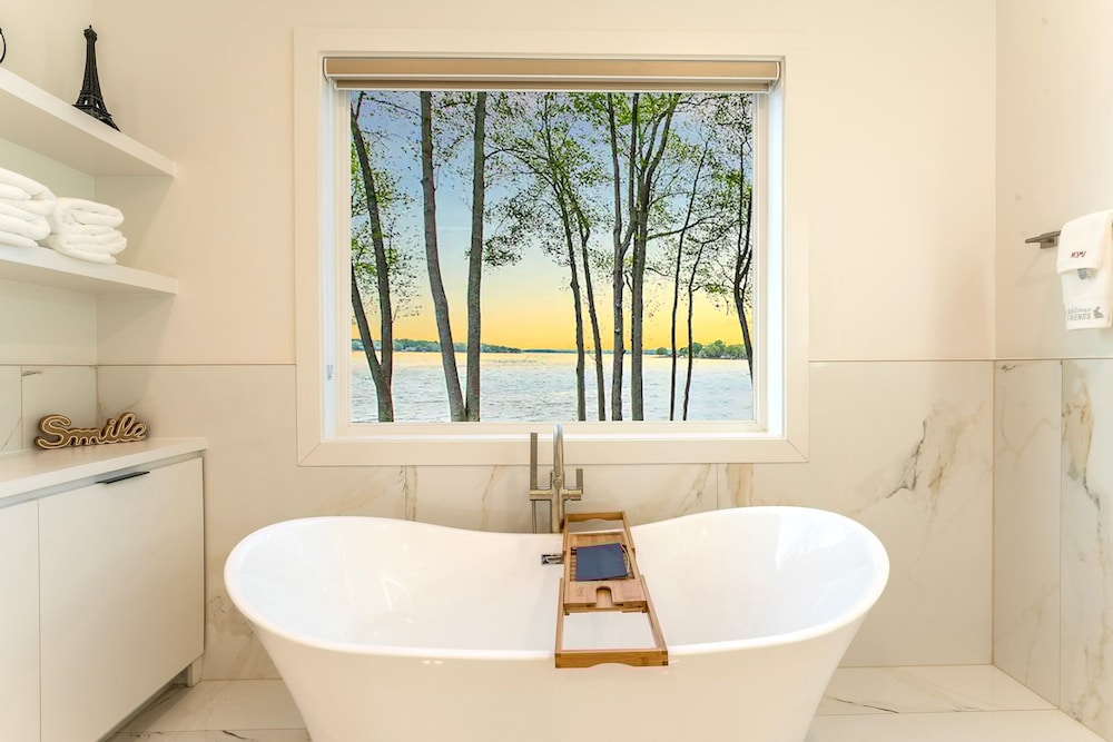 Paradise Peninsula by Avantstay Waterfront Private Beach Hot Tub View