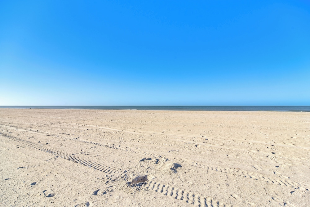 Treasure Island Condo w/ Bay-view Balcony!