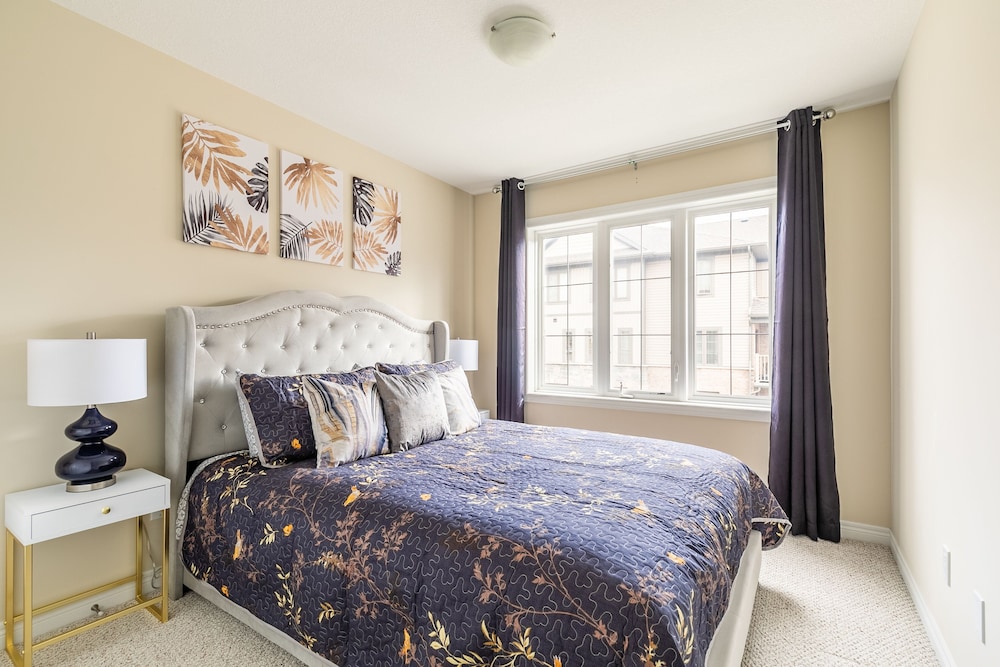 Modern 3BR 2BA Townhome in Lakeshore