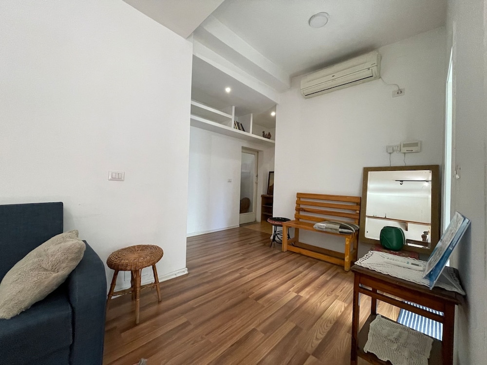 Flora - Modern Rooftop Apartment With Balcony