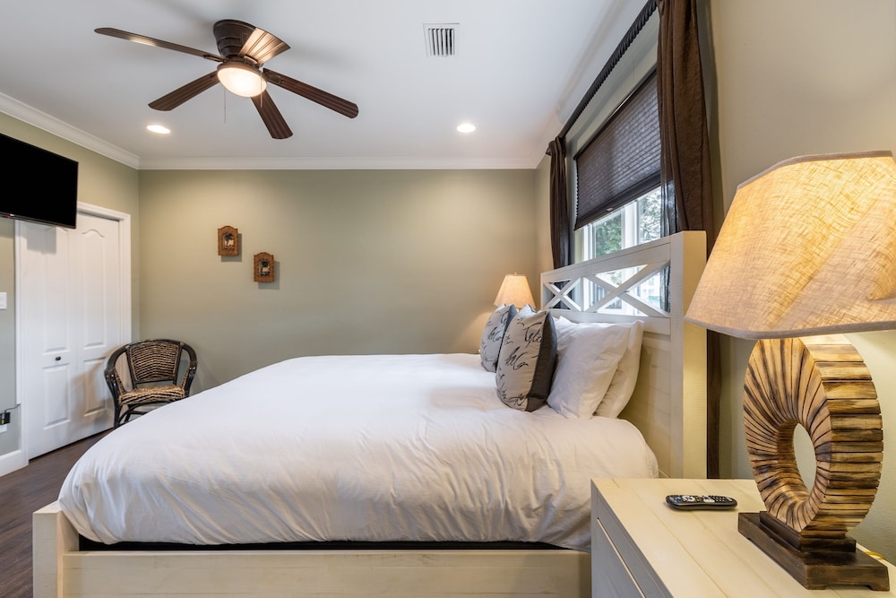 Pelican Retreat by Avantstay 5 Mins TO Beach Pet Friendly w Pool BBQ