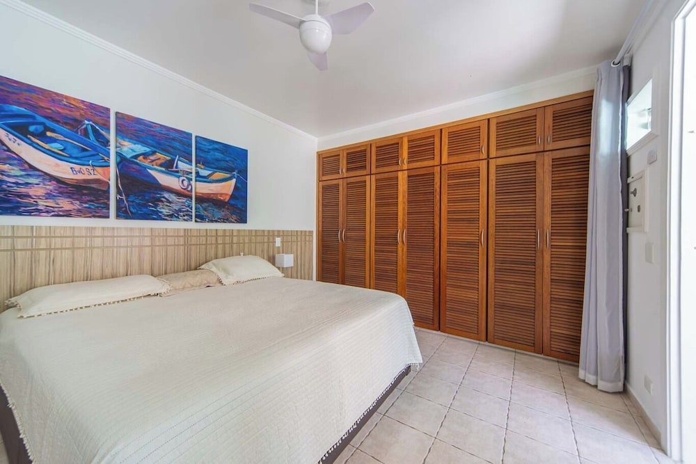 Casa Pet Friendly com 3 su tes a 200m da Praia