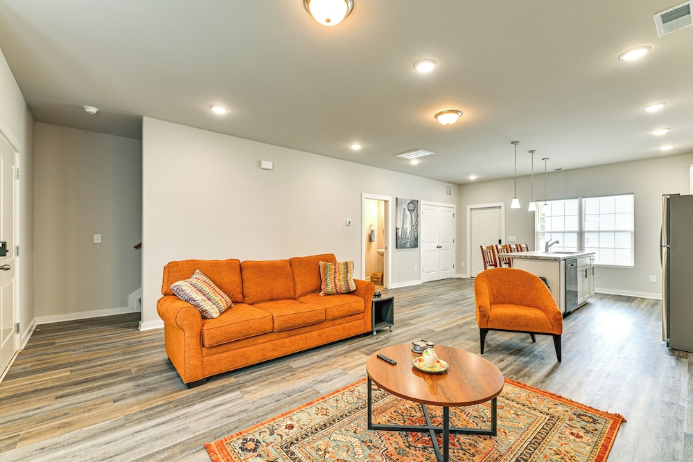 Modern Townhome w/ Yard: 5 Mi to Dtwn Charlotte