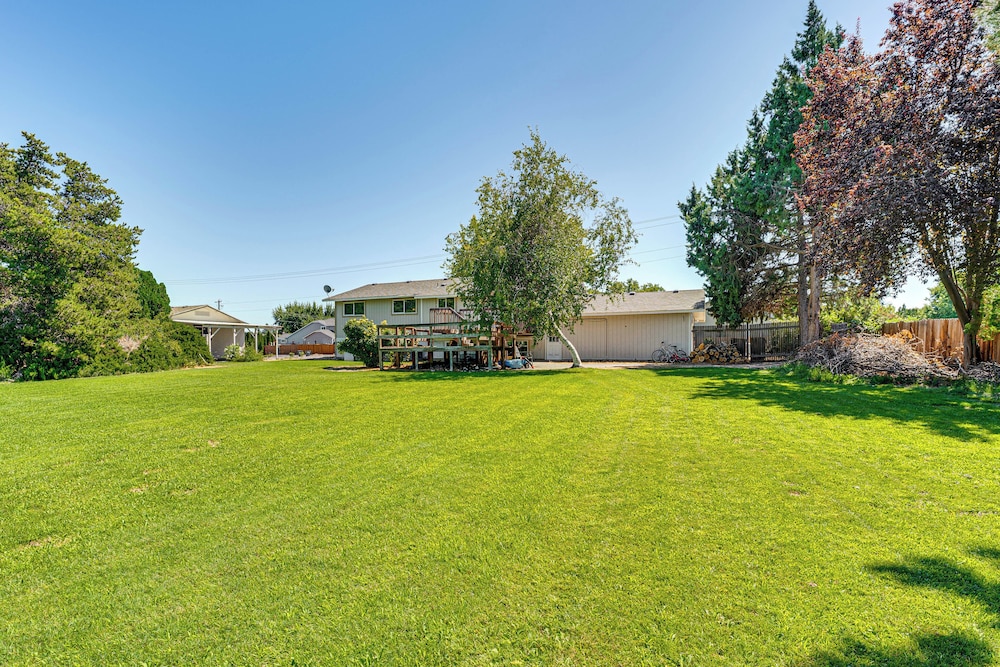 Cozy Apt w/ Private Deck, 2 Mi to Toyota Center!