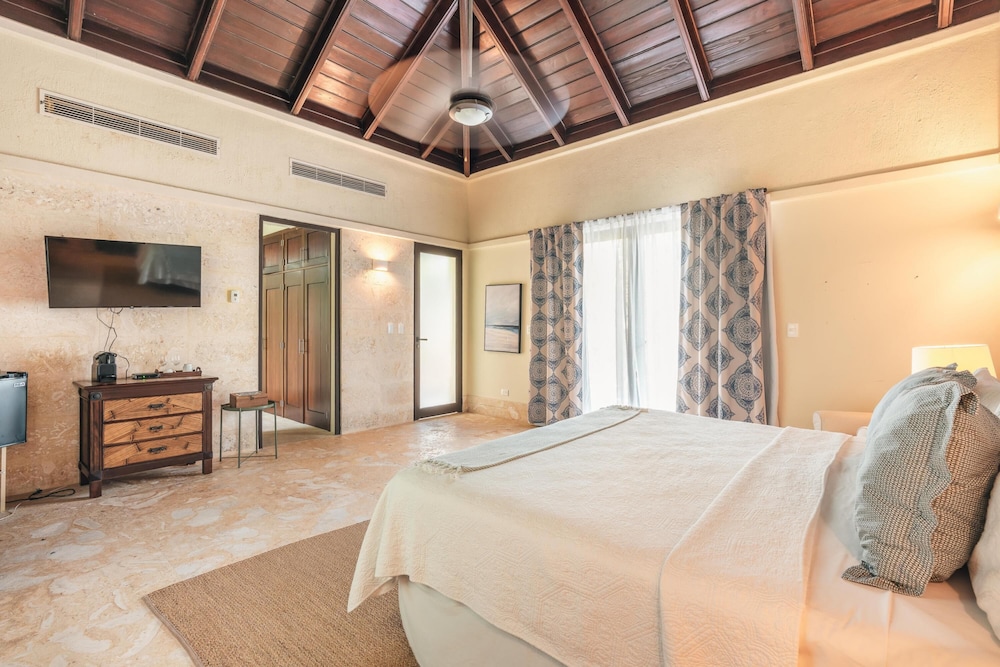 Mesmerizing Villa With Jacuzzi Maid in Cap Cana