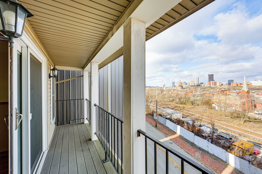 2 Mi to Market Sq! Row House w/ Dedicated Office
