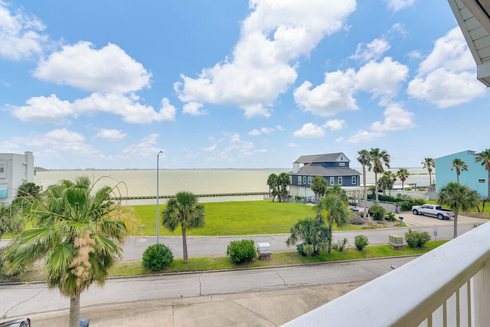 Boat Slip + Decks: Waterfront Gem Near Galveston!