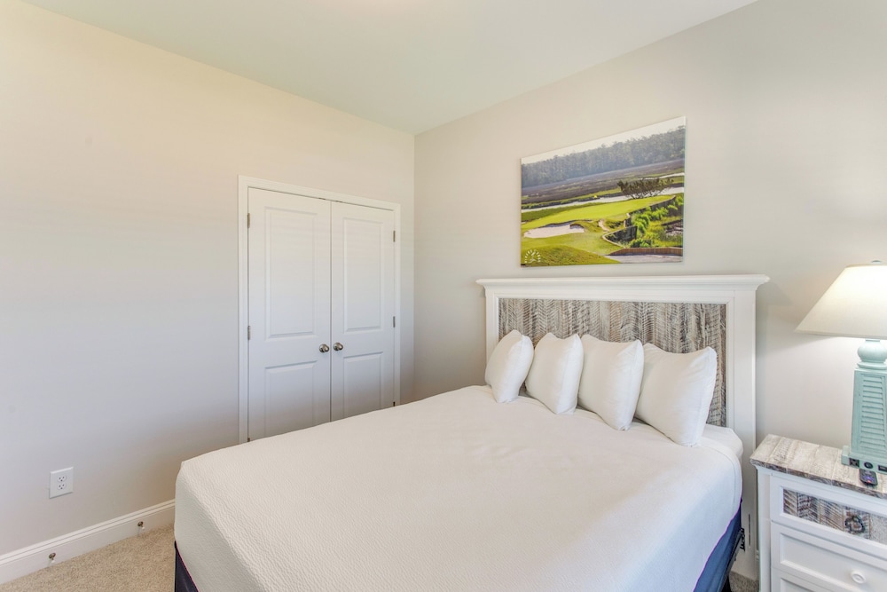 4 Mi to Beaches: Sleek Retreat in Ocean Isle Beach