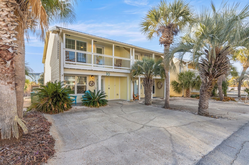 Searenity Awaits: 2-bd, 2-ba Coastal Escape! Perfect for 5! Pet Friendly!