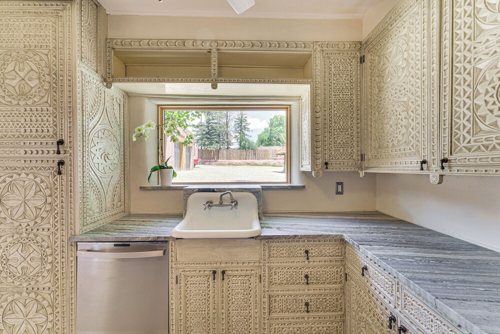 Mid-century Modern Taos Home w/ Hot Tub & Fire Pit view 3