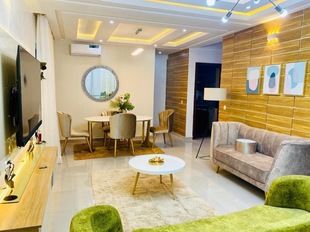 Shortlethomes- Renee's Luxury Apartments
