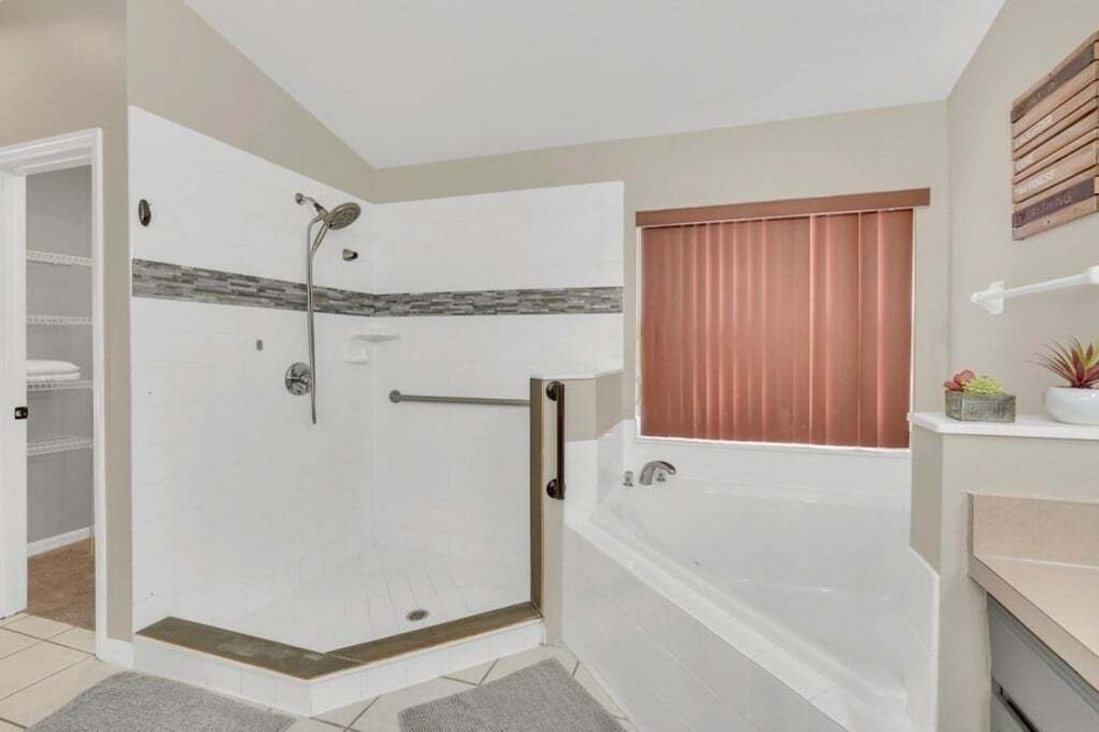 Large 4 bedroom Pool Home With Relaxing Vibes 4 Villa