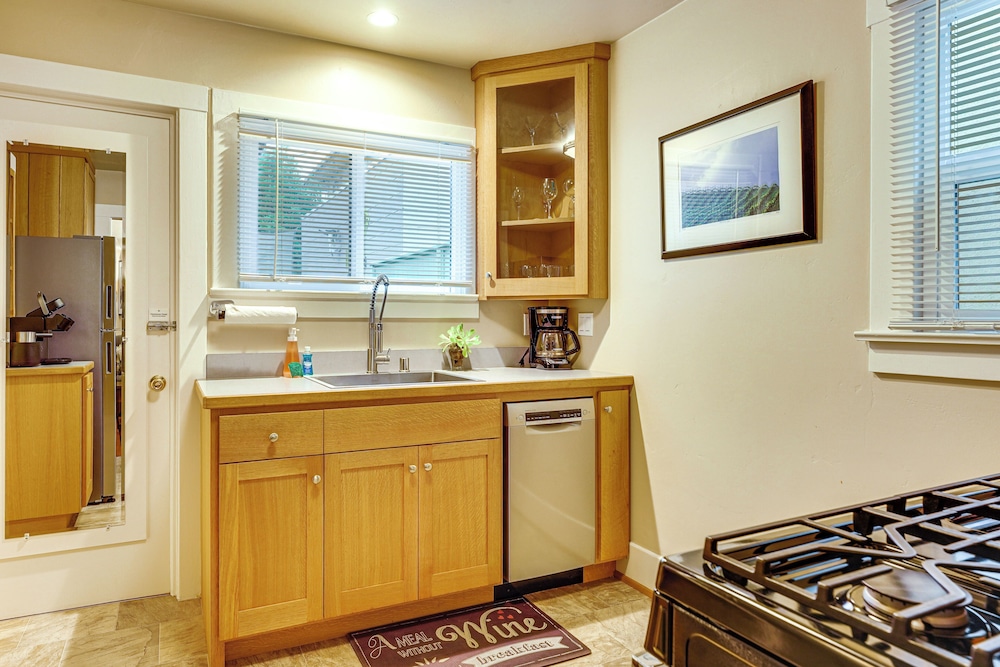 Inviting 1BR Patio Full Kitchen