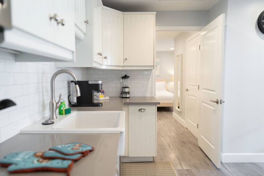 Updated 1BR House in Glendale With Private Fenced Yard p55