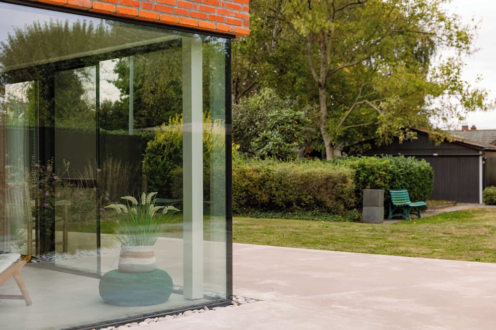 Charming Chic Stay With Garden Views Parking