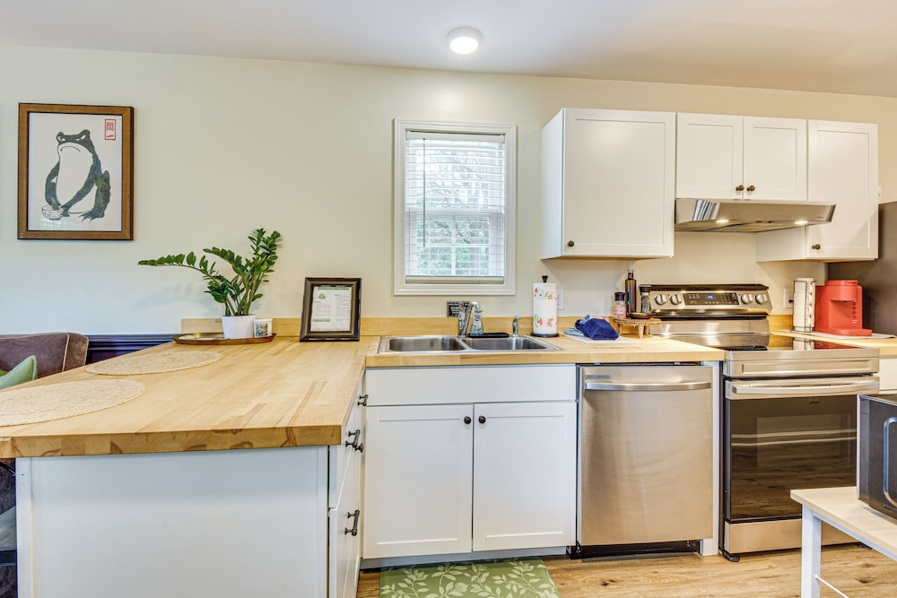 Walk to Beach: Lake Hartwell Cabin w/ Large Yard!