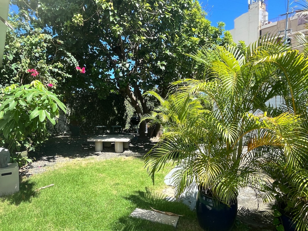 Centrally Located Sunny Apartment Walk to Beaches