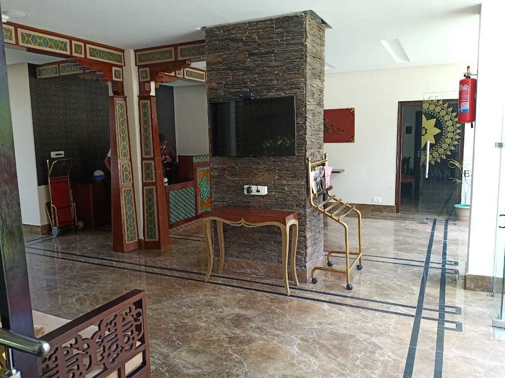 Lobby & Reception