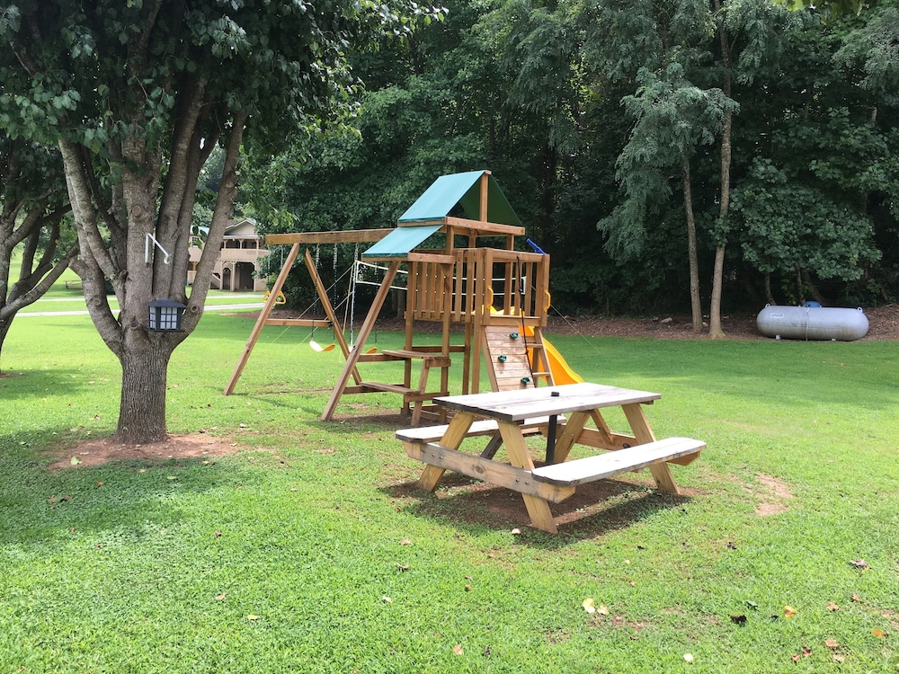 Chatuge Mountain Inn - Property Image 3