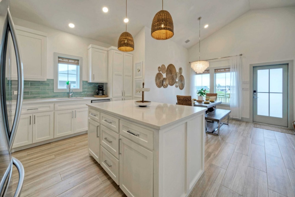 Sleeps 24 2 Homes, Walk to the Beach, Private Pools, Fire Pit, Modern Design