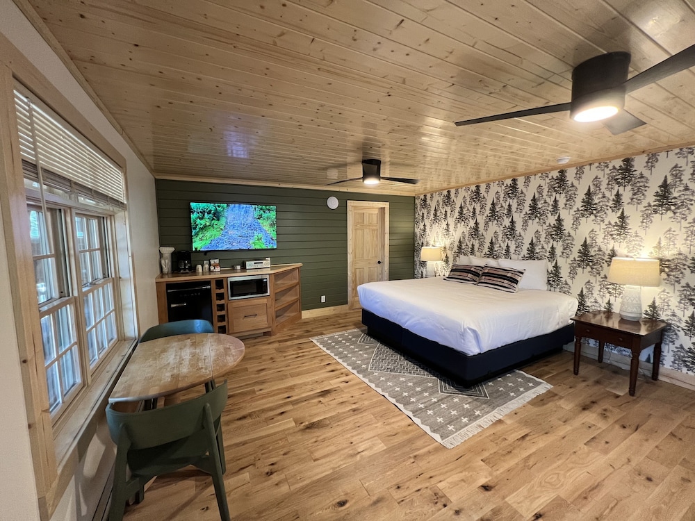 Thomsonite Beach Inn
