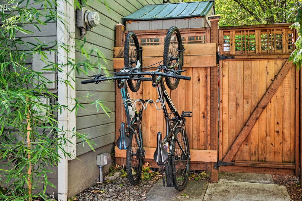 Ashland Vacations - Warm Inviting Ashland Cottage < Half-mile to SOU - Property Image 10