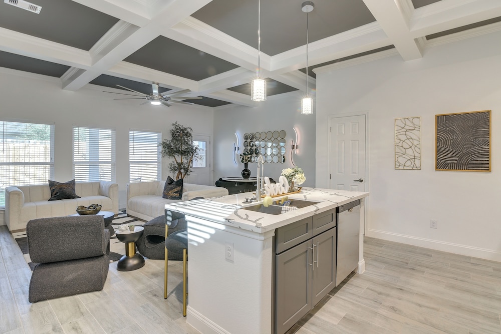4 Mi to NRG Stadium: Luxurious Houston Townhome!