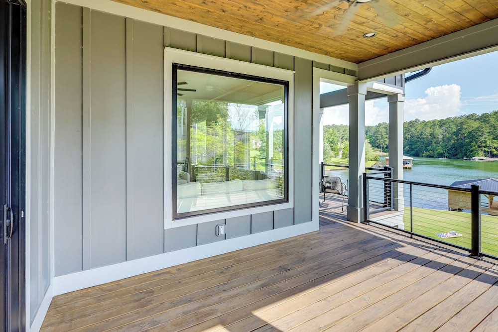 Dock + Views: Spacious Lake Sinclair Retreat