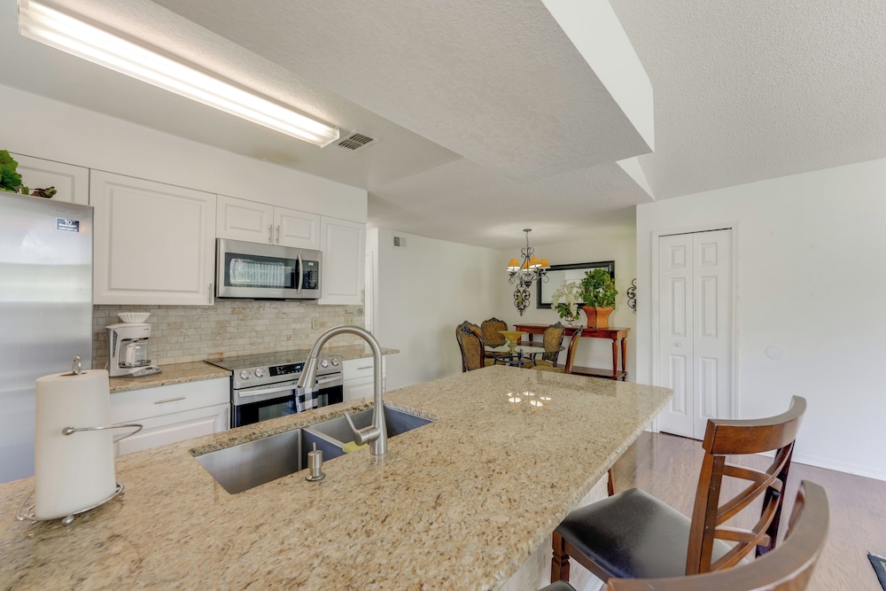 8 Mi to Disney: Resort-style Condo w/ Pool Access